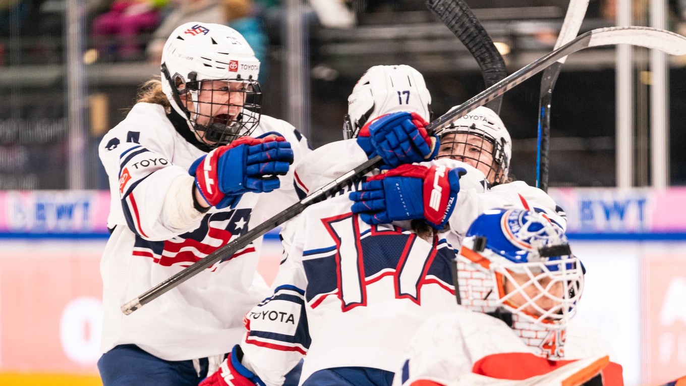 Hokejistky USA do 18 rokov sa tešia z gólu vo finále MS proti hráčkam Česka. 
