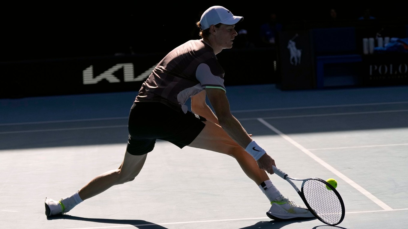 Jannik Sinner v semifinálom zápase Australian Open proti Novakovi Djokovičovi.