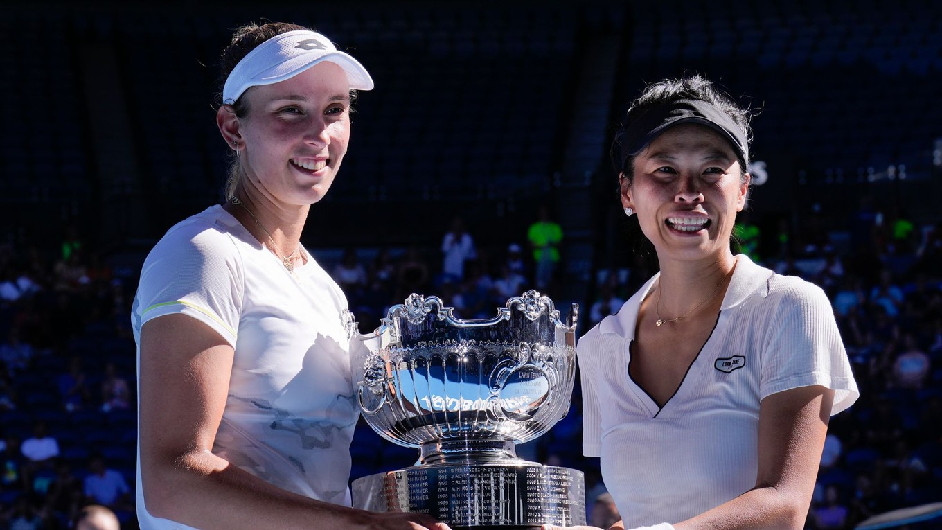 Hsieh Su-wej a Elise Mertensová (vpravo) vyhrali štvorhru žien na Australian Open 2024.