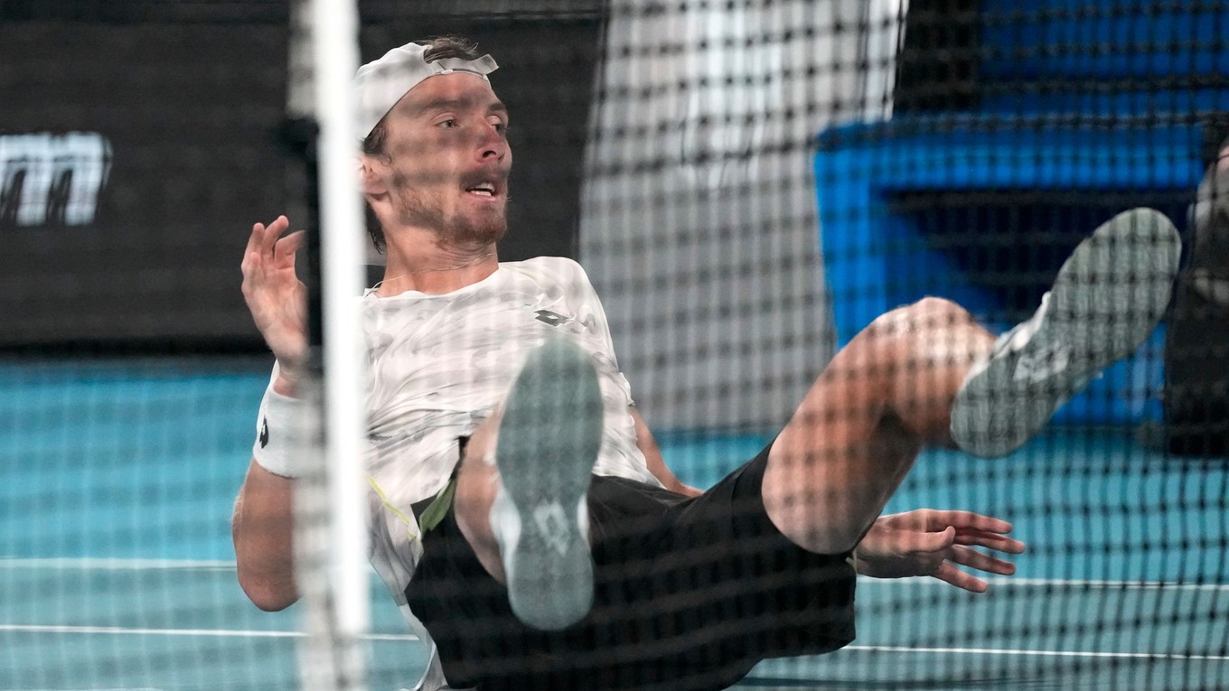 Slovenský tenista Lukáš Klein  v zápase proti Nemcovi Alexandrovi Zverevovi.