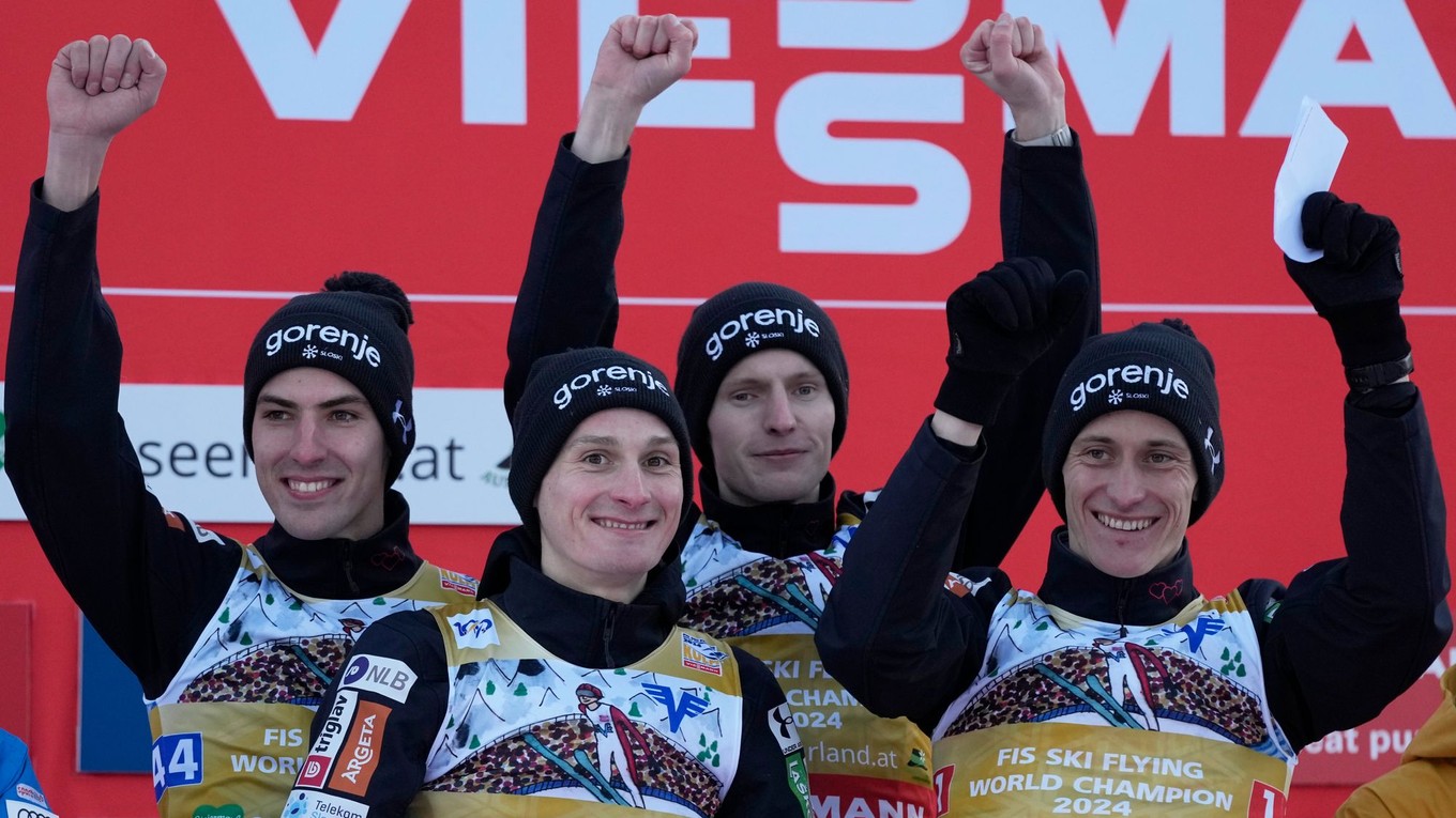 Slovinský tím v zložení Timi Zajc, Domen Prevc, Lovro Kos, a Peter Prevc sa raduje z víťazstva.