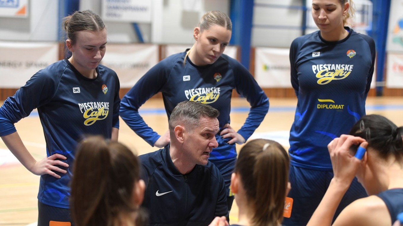 Basketbalistky tímu Piešťanské Čajky s trénerom Petrom Jankovičom. 