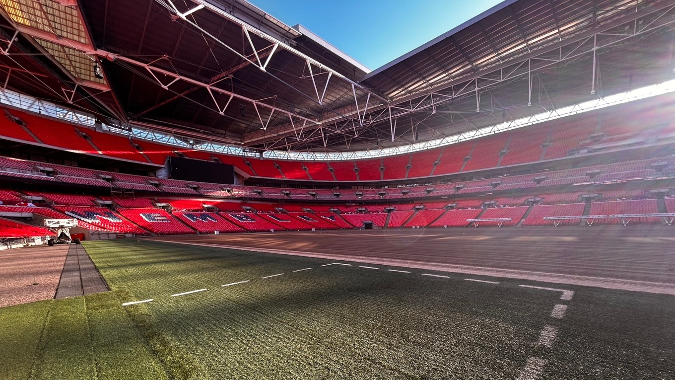 Pohľad na štadión Wembley z trávnika.