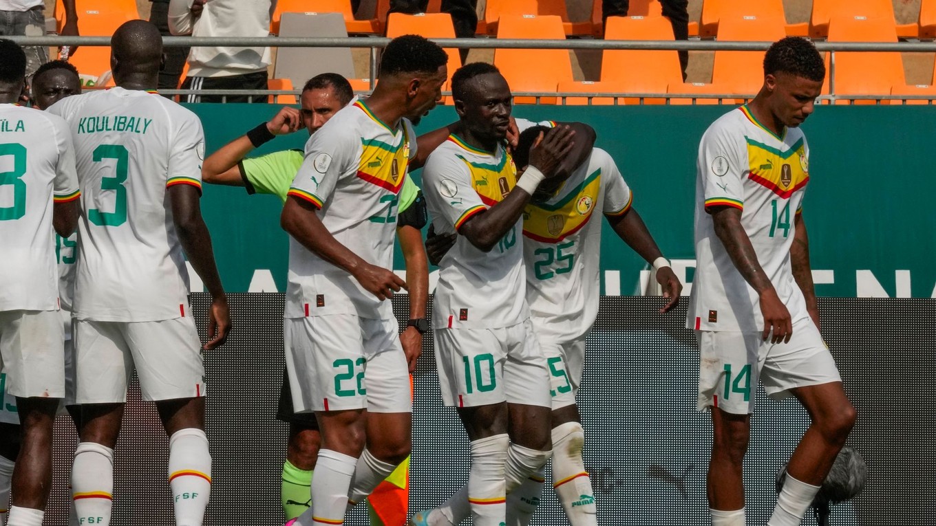 Lamine Camara sa so spoluhráčmi teší po strelenom góle v zápase Senegal - Gambia.