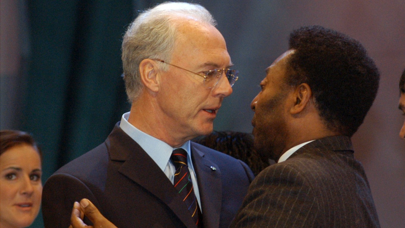 Franz Beckenbauer (vľavo) a Pele.