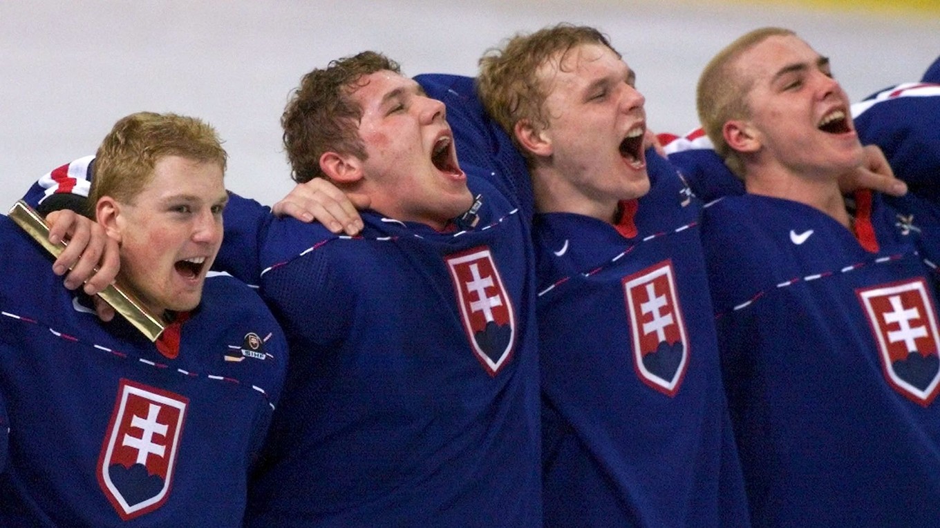 Michal Košík, Ján Lašák, Zoltán Bátovský a Michal Hudec spievajú hymnu po triumfe nad Švédmi v zápase o bronz na MS do 20 rokov vo Winnipegu 1999.
