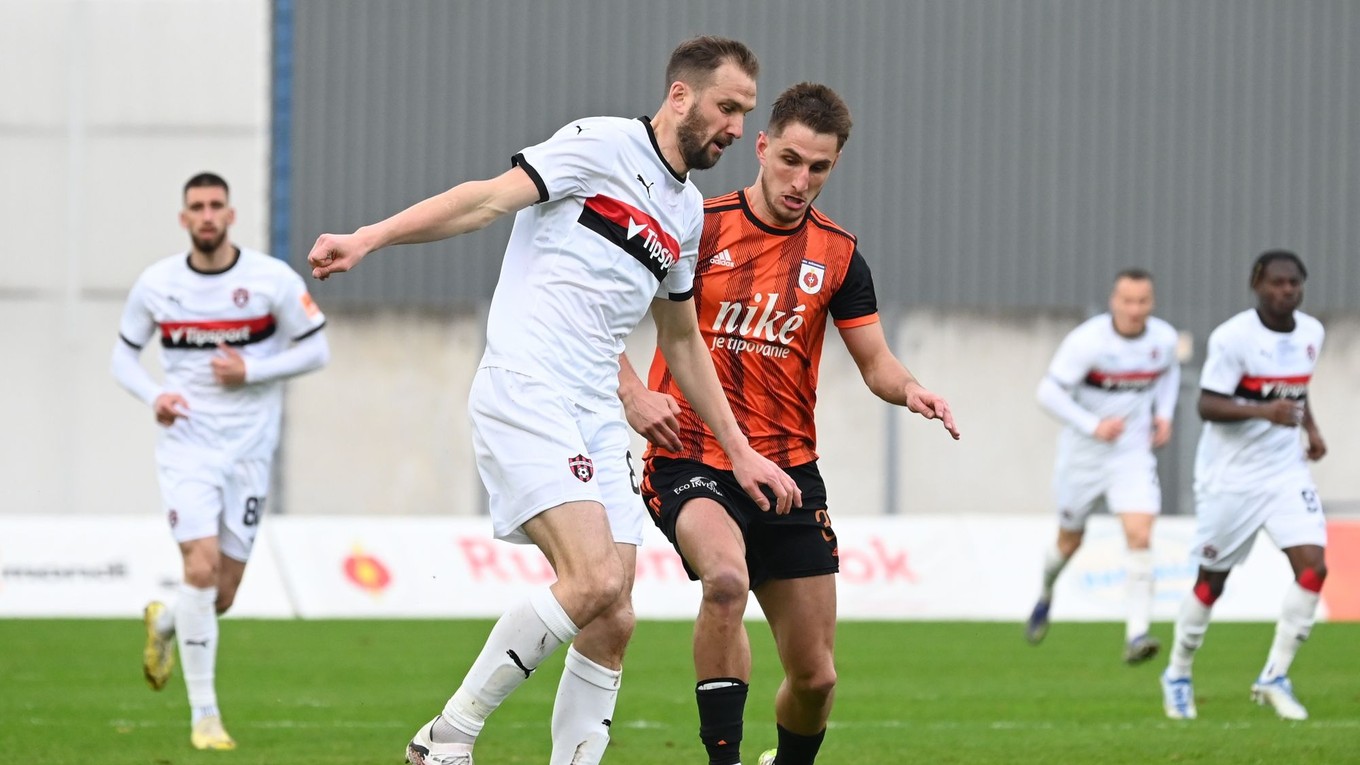 Hráč Spartaka Tomáš Poznar a hráč Ružomberka Martin Chrien počas zápasu 19. kola Niké ligy medzi MFK Ružomberok a FC Spartak Trnava.