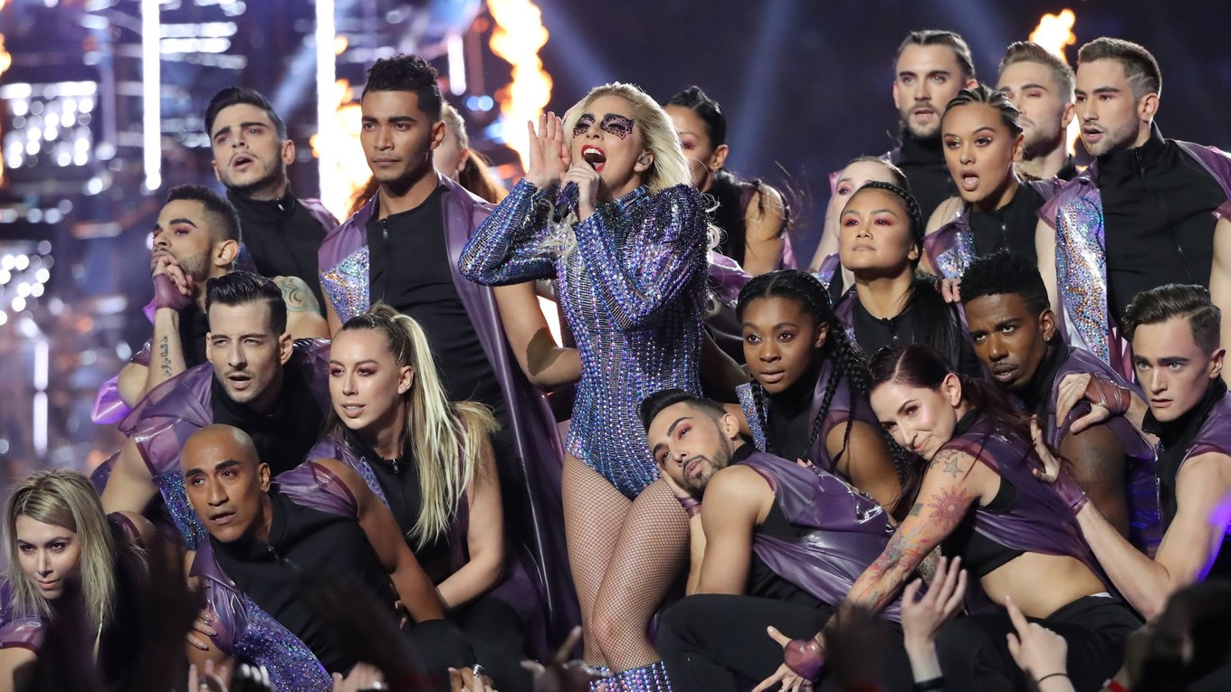 Americká speváčka Lady Gaga počas polčasovej šou v rámci Super Bowlu LI.