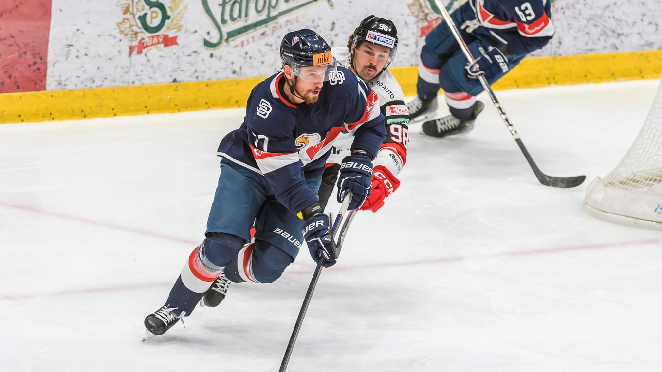 Na snímke zľava Branislav Kubka (Slovan) a Carter Turnbull (Banská Bystrica).