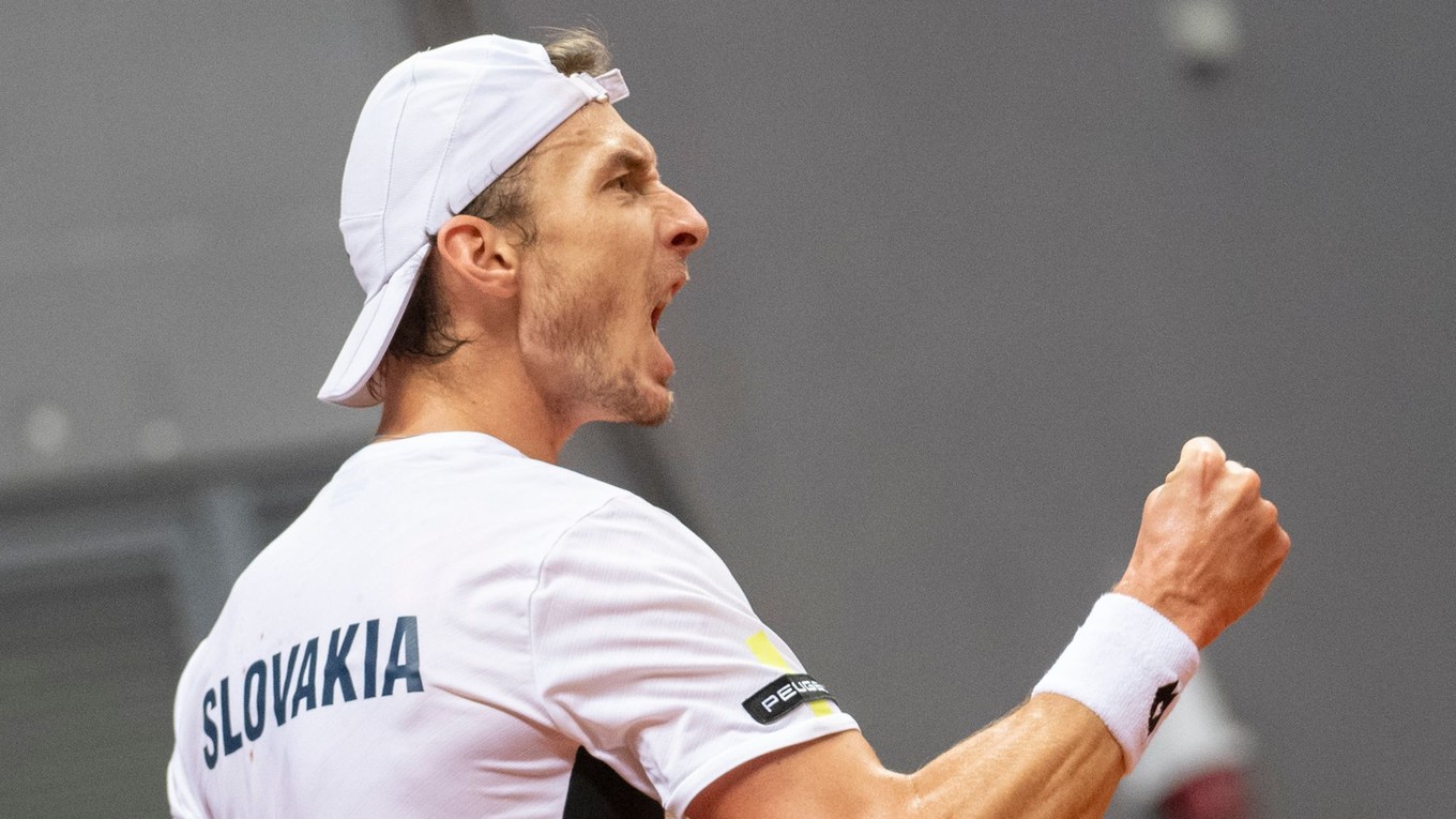 Lukáš Klein v zápase Davis Cupu proti Srbovi Miomirovi Kecmanovičovi.