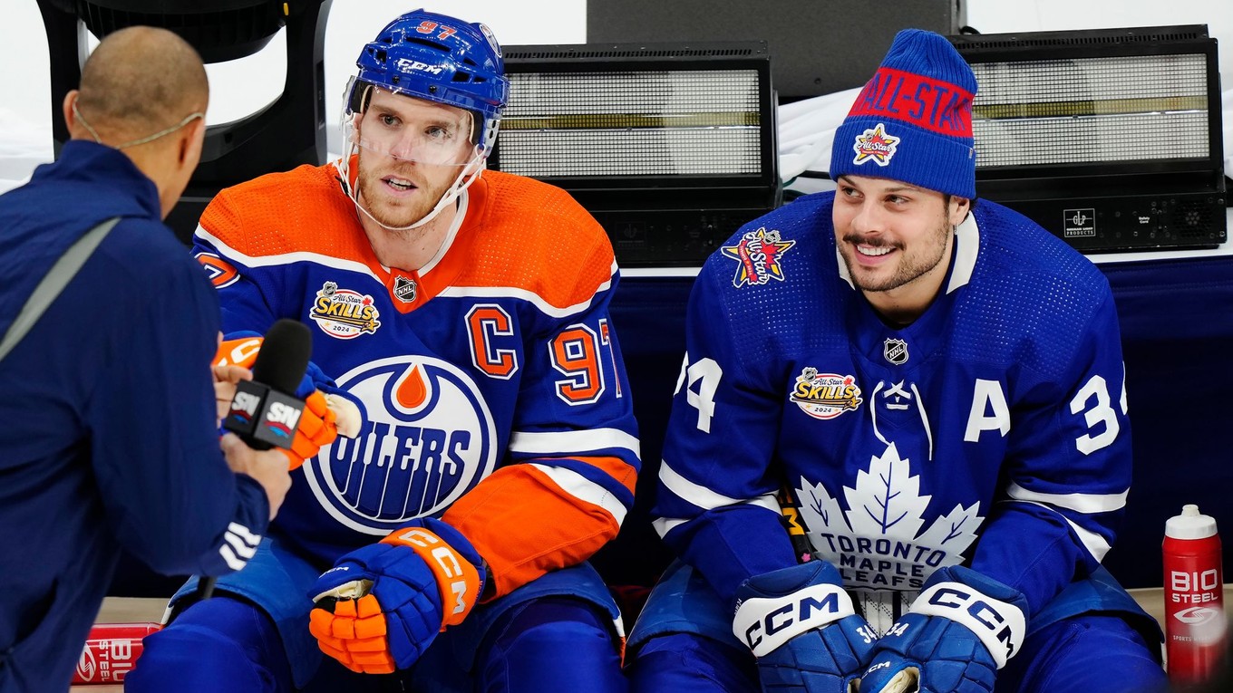 Connor McDavid (vľavo) a Auston Matthews počas All Star víkendu NHL 2024 v Toronte.