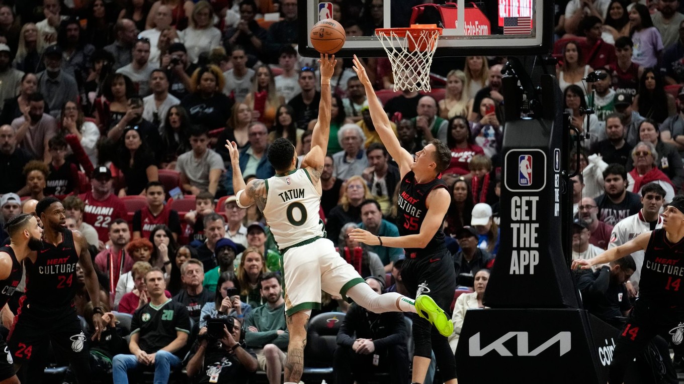 Jayson Tatum a Duncan Robinson v zápase Miami Heat - Boston Celtics.