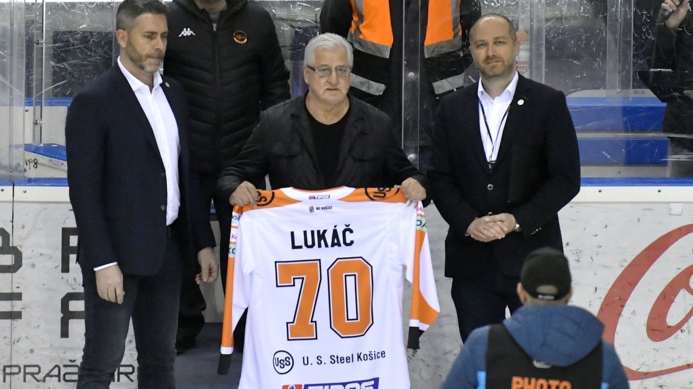 Legenda slovenského a košického hokeja Vincent Lukáč si preberá dres k 70. narodeninám pred zápasom  HC Košice - HK Dukla Ingema Michalovce.