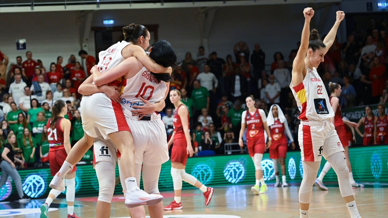 Španielske basketbalistky sa tešia po obrate nad Maďarskom v kvalifikácii OH 2024.