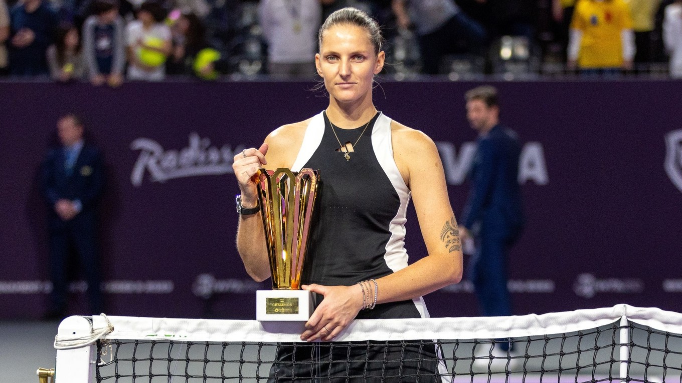 Karolína Plíšková s trofejou po triumfe na turnaji WTA v Kluži 2024.