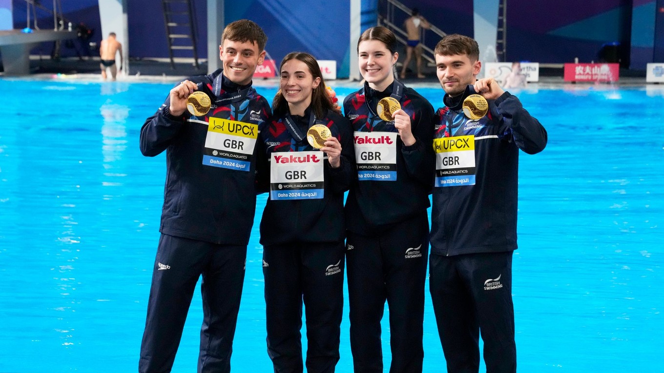 Zľava Thomas Daley, Scarlett Mewová Jensenová, Andrea Spendoliniová Sirieixová a Daniel Goodfellow so zlatými medailami z MS v plaveckých športov 2024.