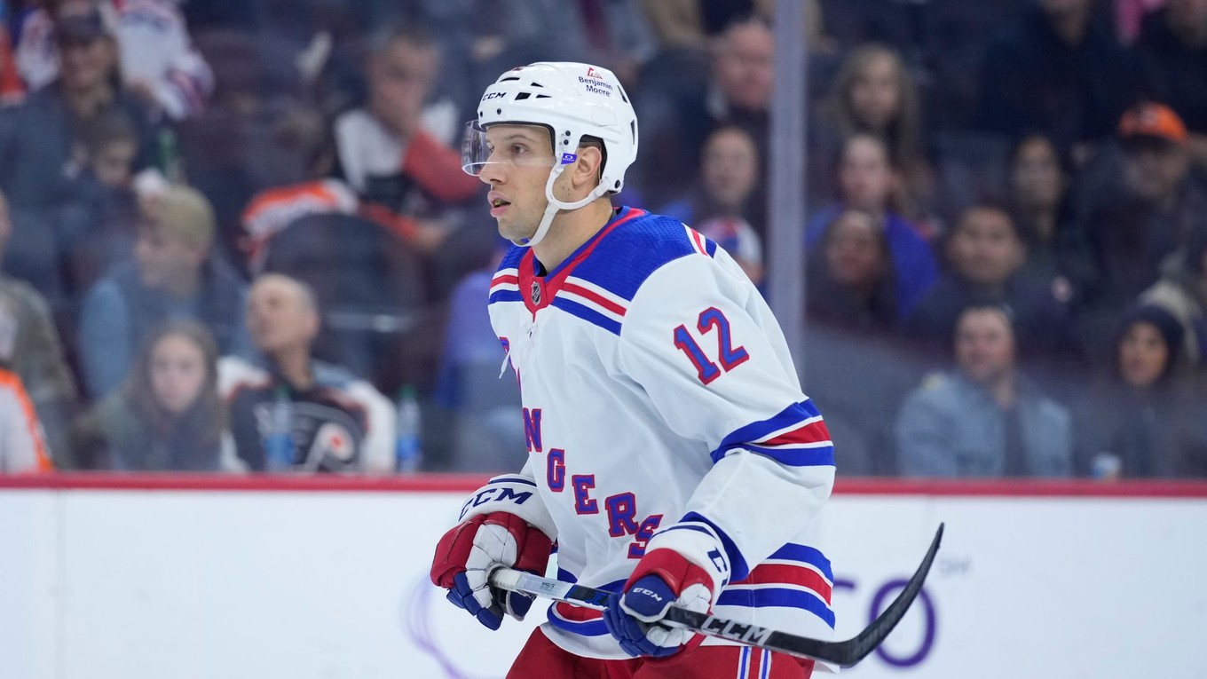 Americký hokejista Nick Bonino v drese New Yorku Rangers.
