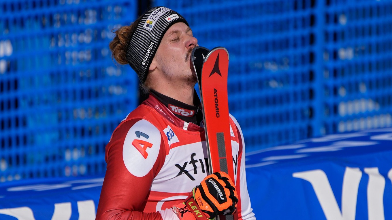 Manuel Feller bozkáva lyže po tom, ako zvíťazil v slalome.