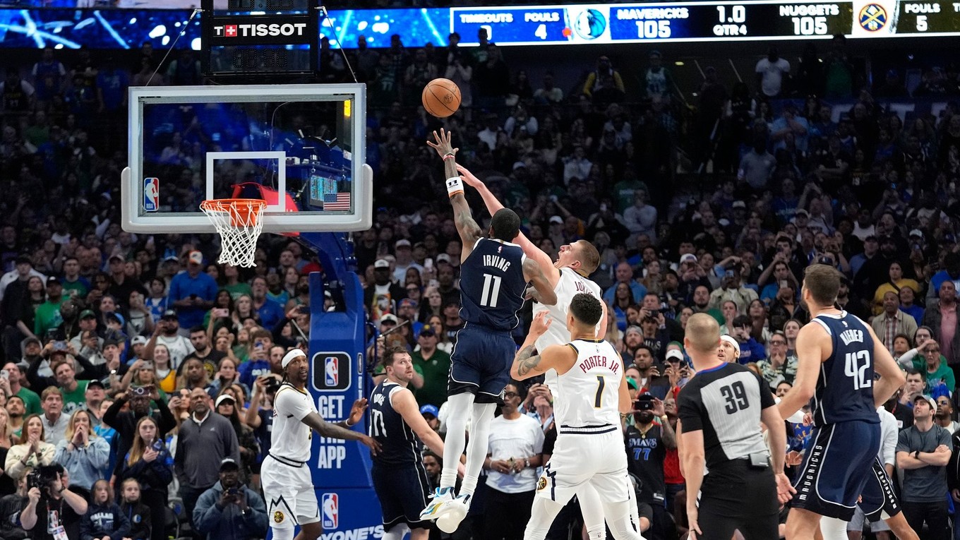 Basketbalista Dallasu Mavericks Kyrie Irving úspešne zakončil bez brániaceho Nikolu Jokiča.