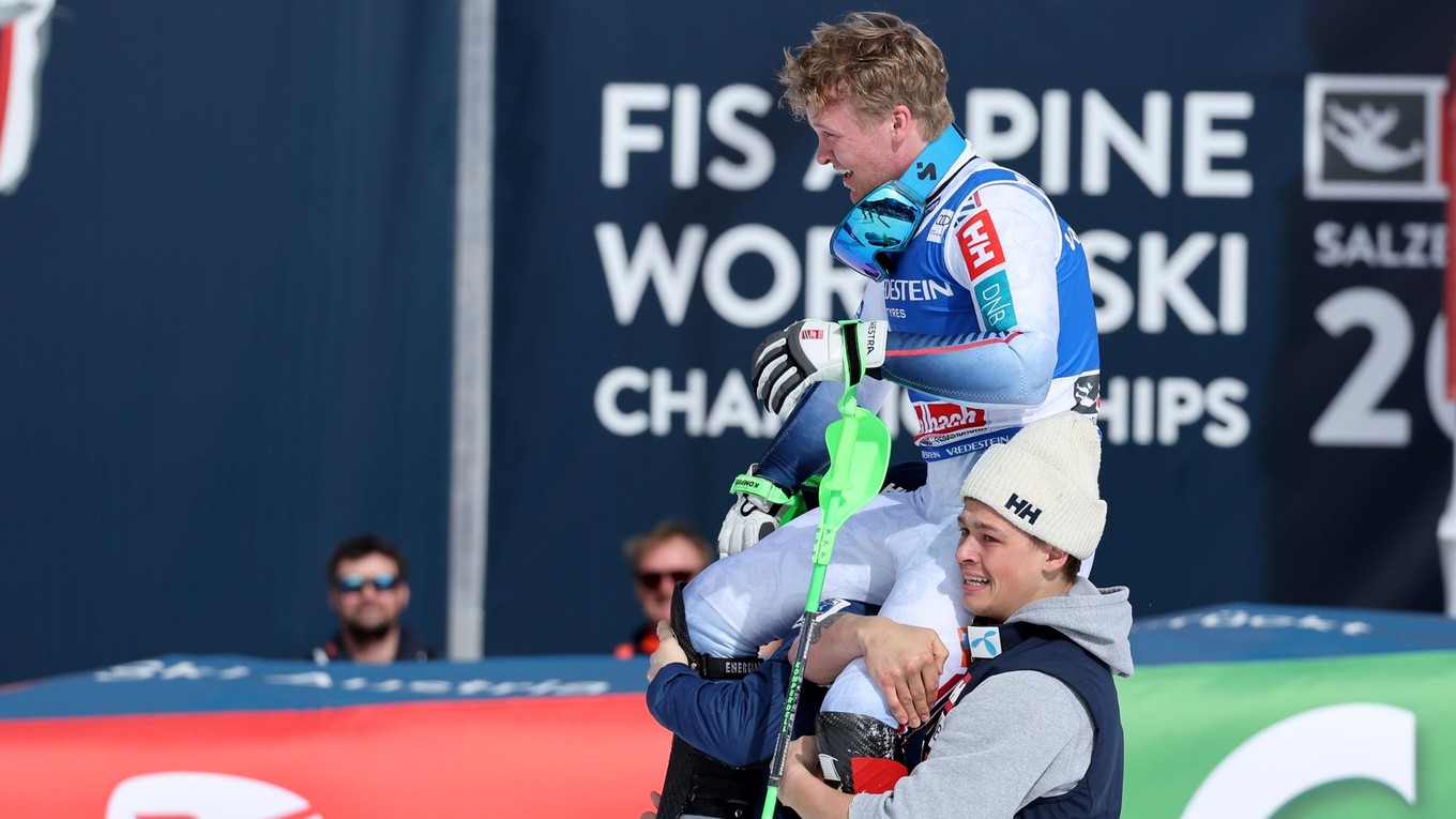 Nórsky lyžiar Timon Haugan sa raduje v cieli so svojím tímom po víťazstve v slalome na finálovom podujatí Svetového pohára v rakúskom Saalbachu