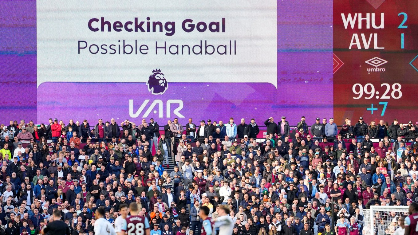 Systém VAR skúma ruku hráča West Hamu.