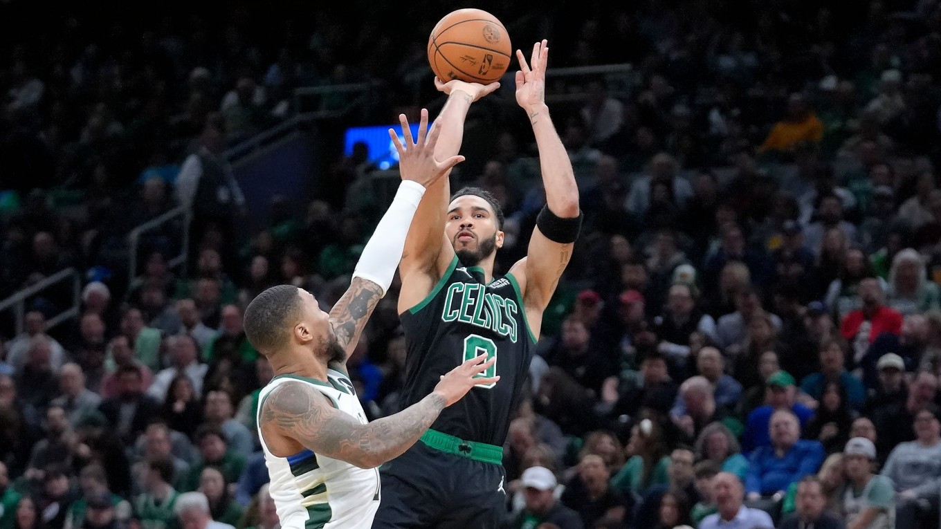 Jayson Tatum (Boston Celtics) strieľa cez Damianna Lillarda.