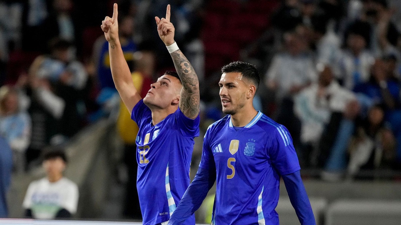 Lautaro Martinez (vľavo) sa teší z gólu.