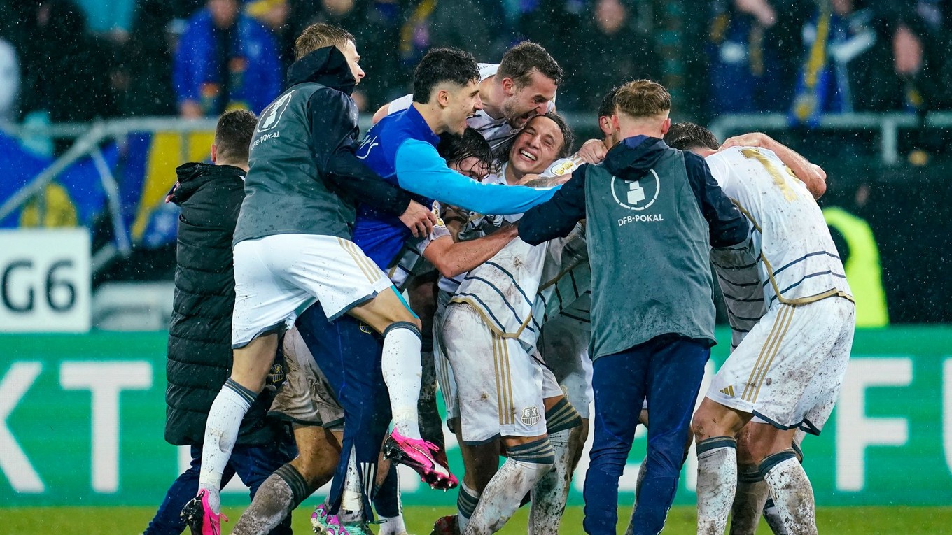 Hráči Saarbrückenu oslavujú postup do semifinále Nemeckého pohára