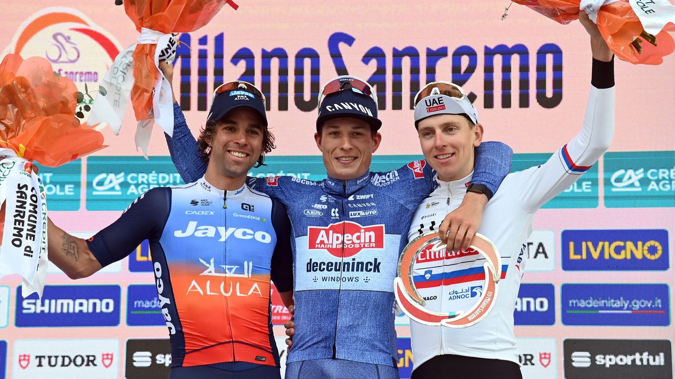 Jasper Philipsen (v strede) sa stal víťazom monumentu Miláno - San Remo 2024.