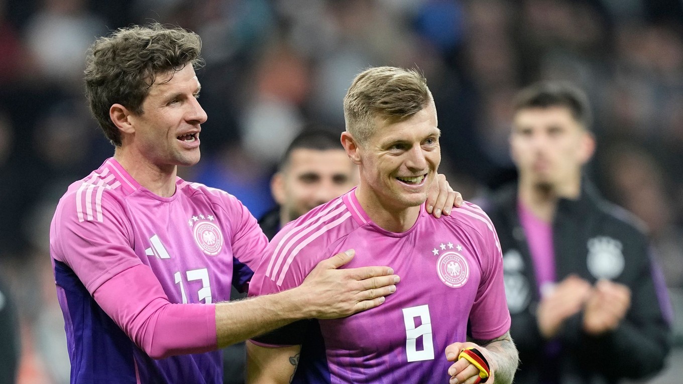 Nemeckí futbalisti Thomas Müller a Toni Kroos v drese Nemecka.