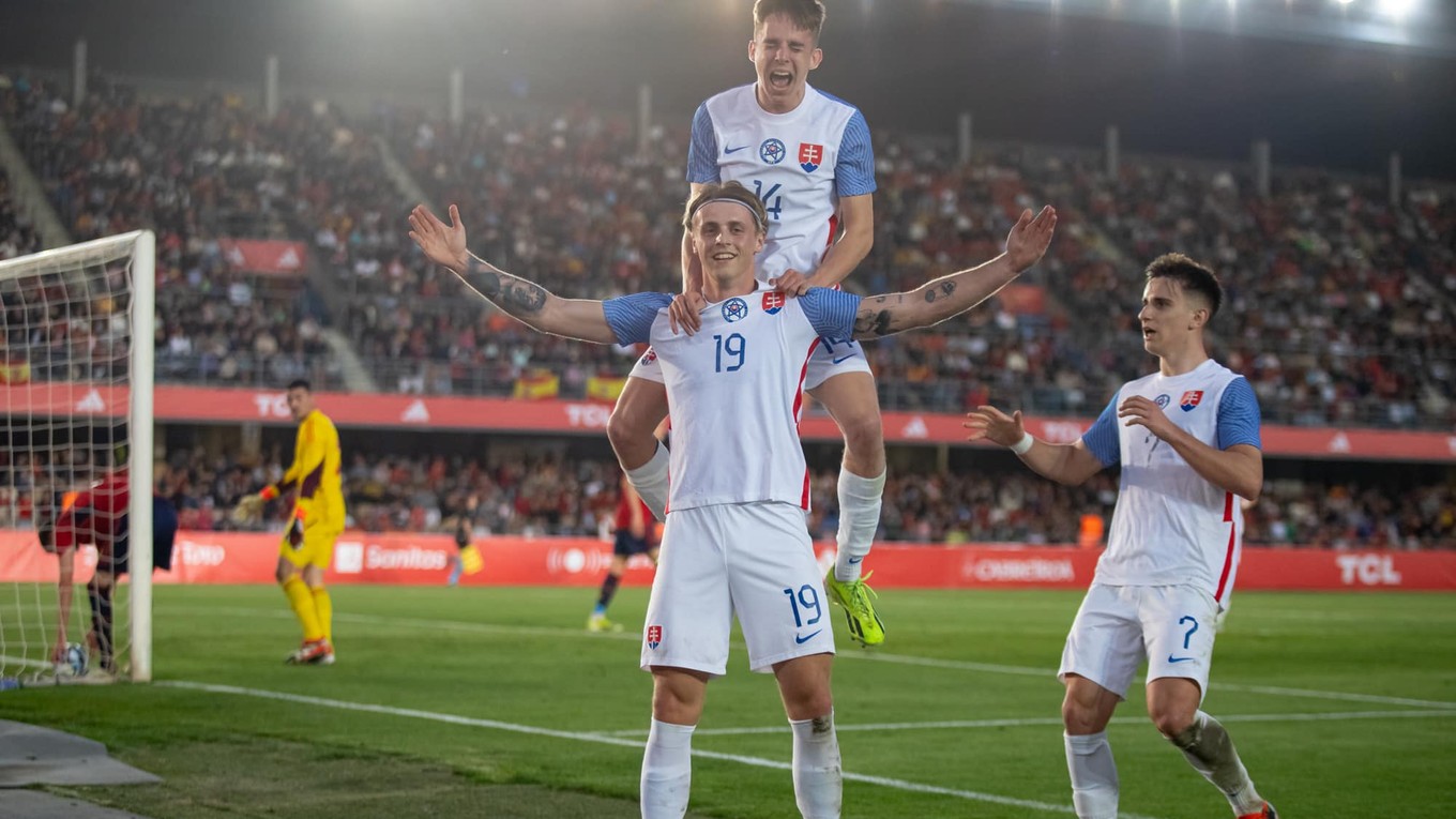 Slovenskí futbalisti do 21 rokov oslavujú gól. 