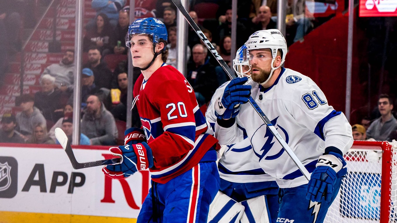 Juraj Slafkovský a Erik Černák pred brankárom Mattom Tomkinsonom.