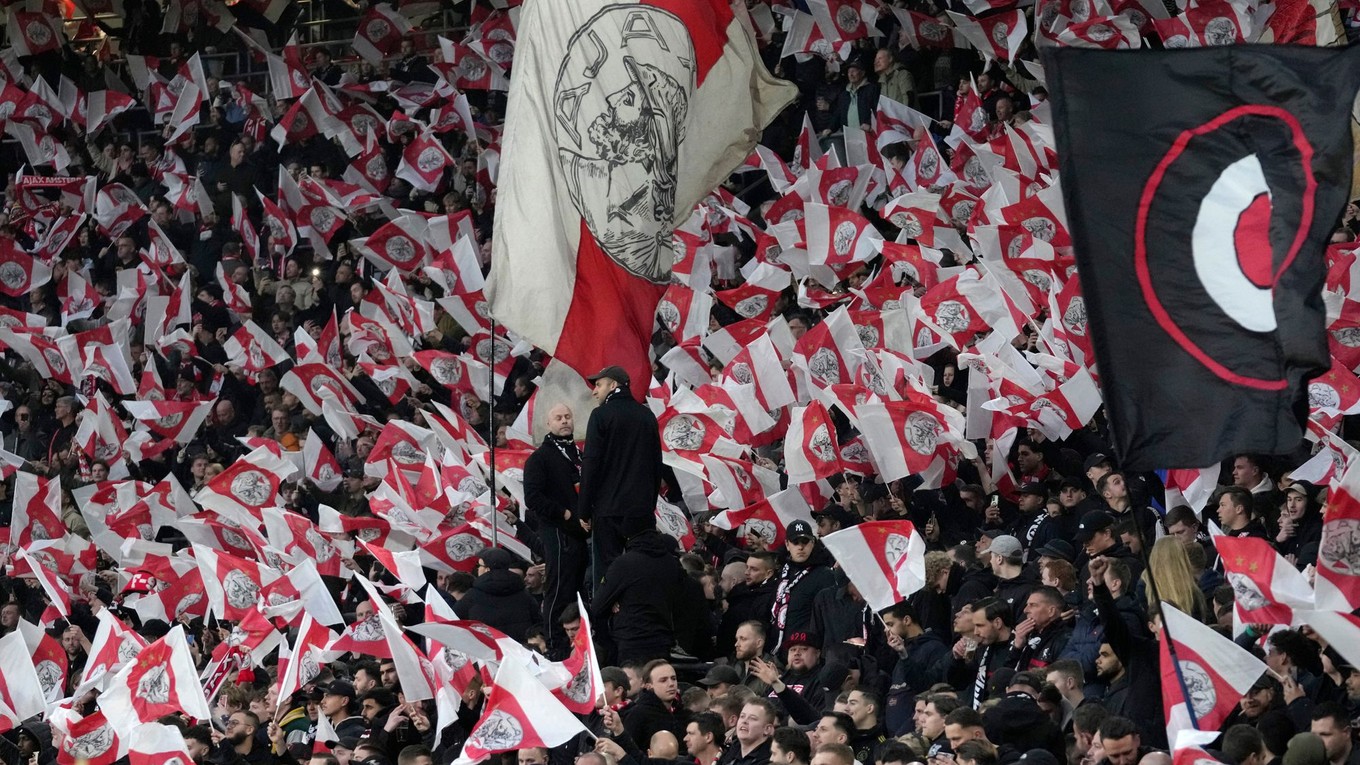 Fanúšikovia Ajaxu reagujú na tribúne pred zápasom Európskej ligy proti Aston Ville na obvinenia voči Alexovi Kroesovi z obchodovania s dôvernými informáciami.