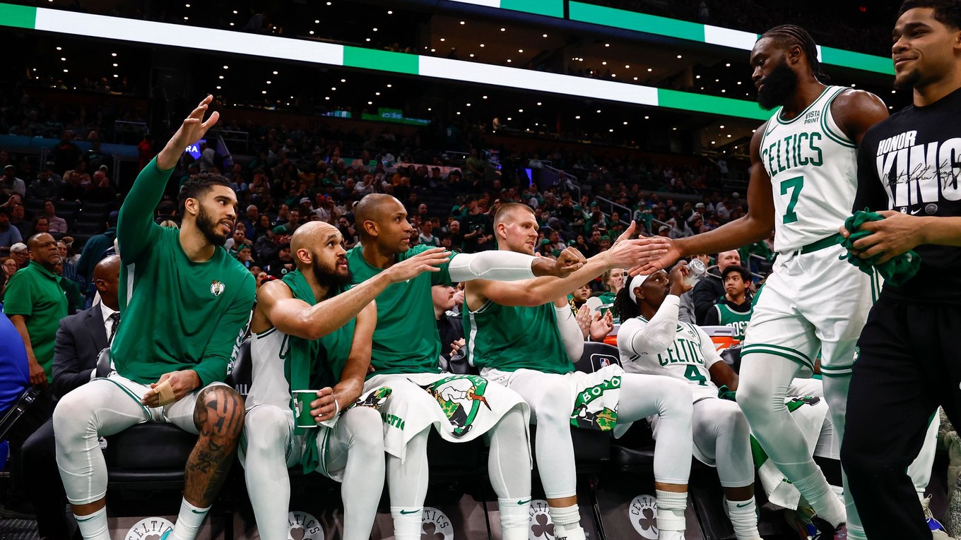 Na snímke je Jaylen Brown (číslo 7) so svojimi spoluhráčmi z tímu Boston Celtics. 