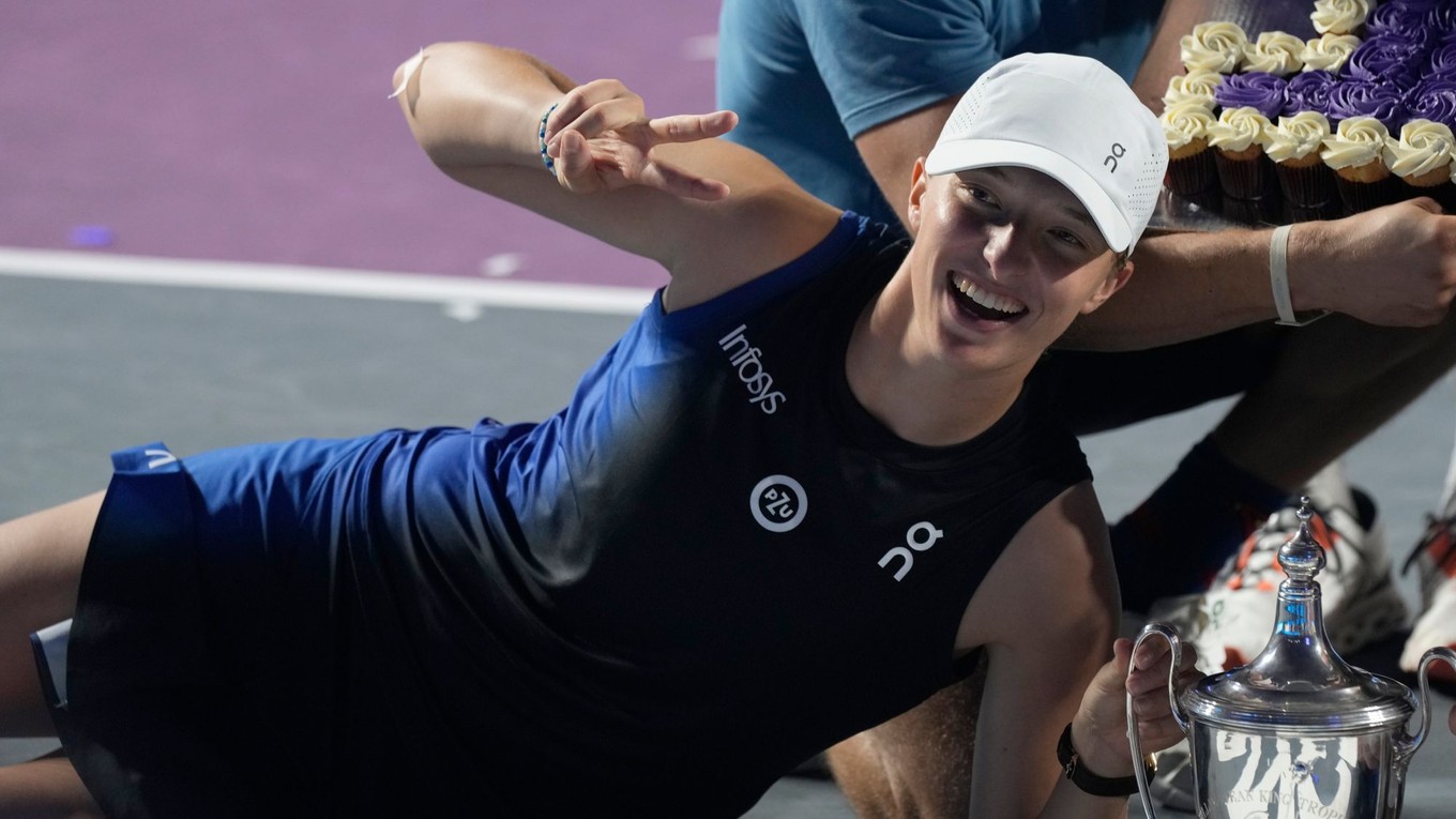 Iga Swiateková pózuje po triumfe na Turnaji majsteriek 2023.