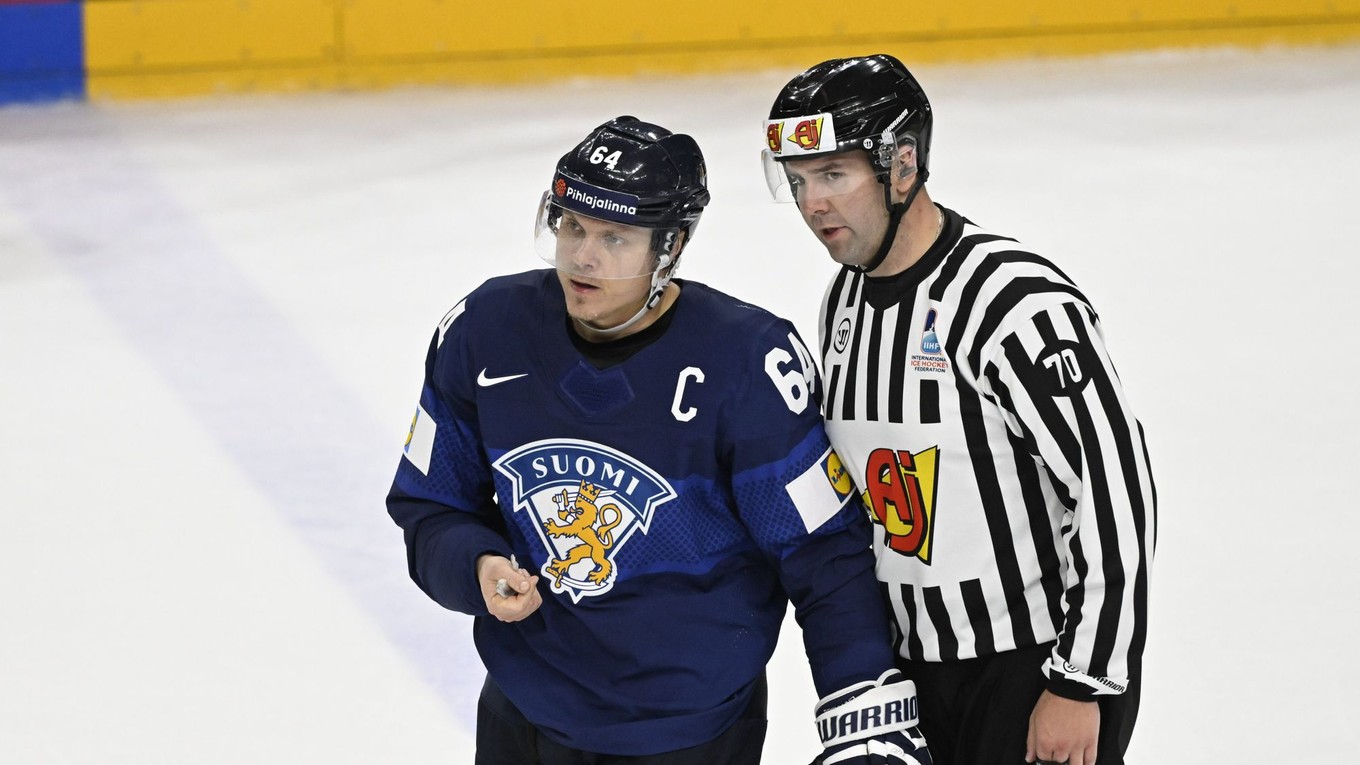 Fínsky hokejista Mikael Granlund dostáva trest do konca zápasu na MS 2024.