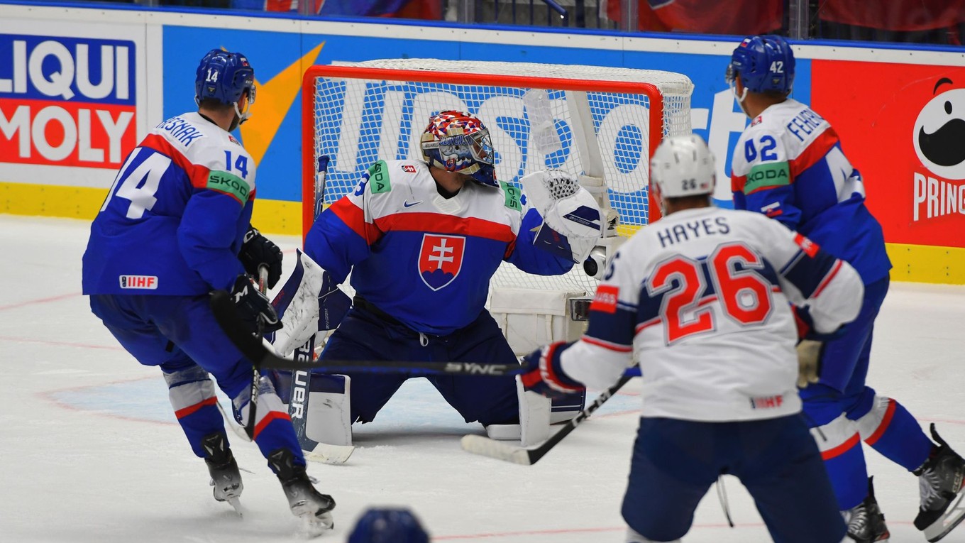 Samuel Hlavaj, Kevin Hayes a Martin Fehérváry v zápase Slovensko - USA v skupine B na MS v hokeji 2024.