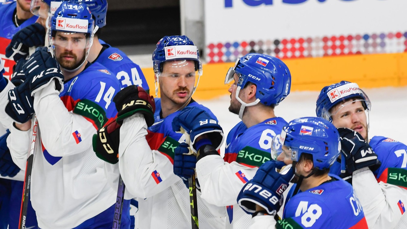 Na snímke sú slovenskí hokejisti po prehre vo štvrťfinále s Kanadou na MS v hokeji 2024.