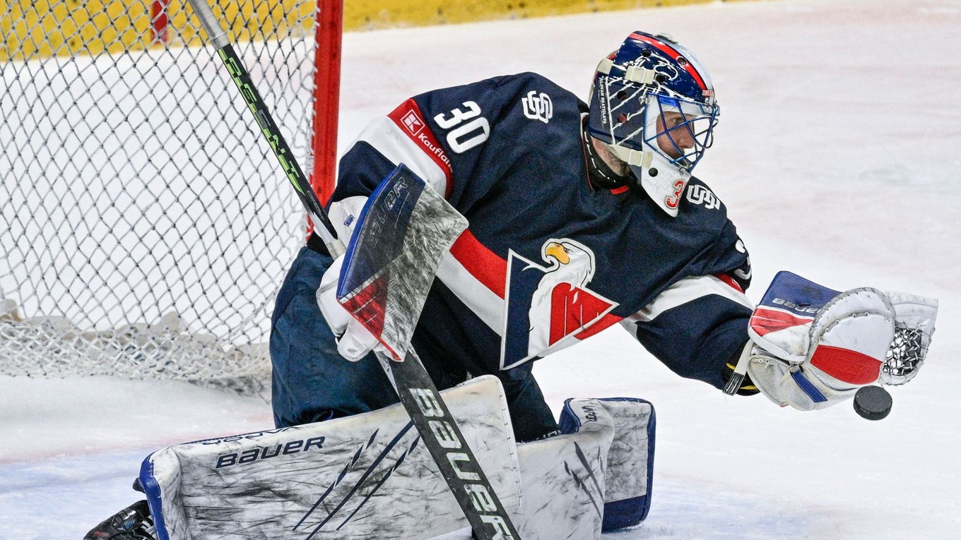 Denis Godla v bránke HC Slovan Bratislava.