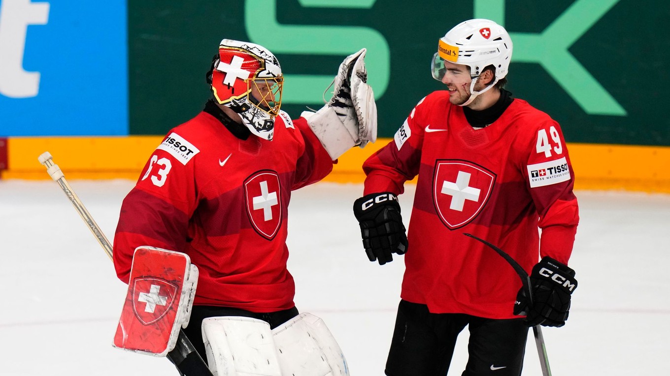 Leonardo Genoni oslavuje výhru v zápase Švajčiarsko - Česko na MS v hokeji 2024. 