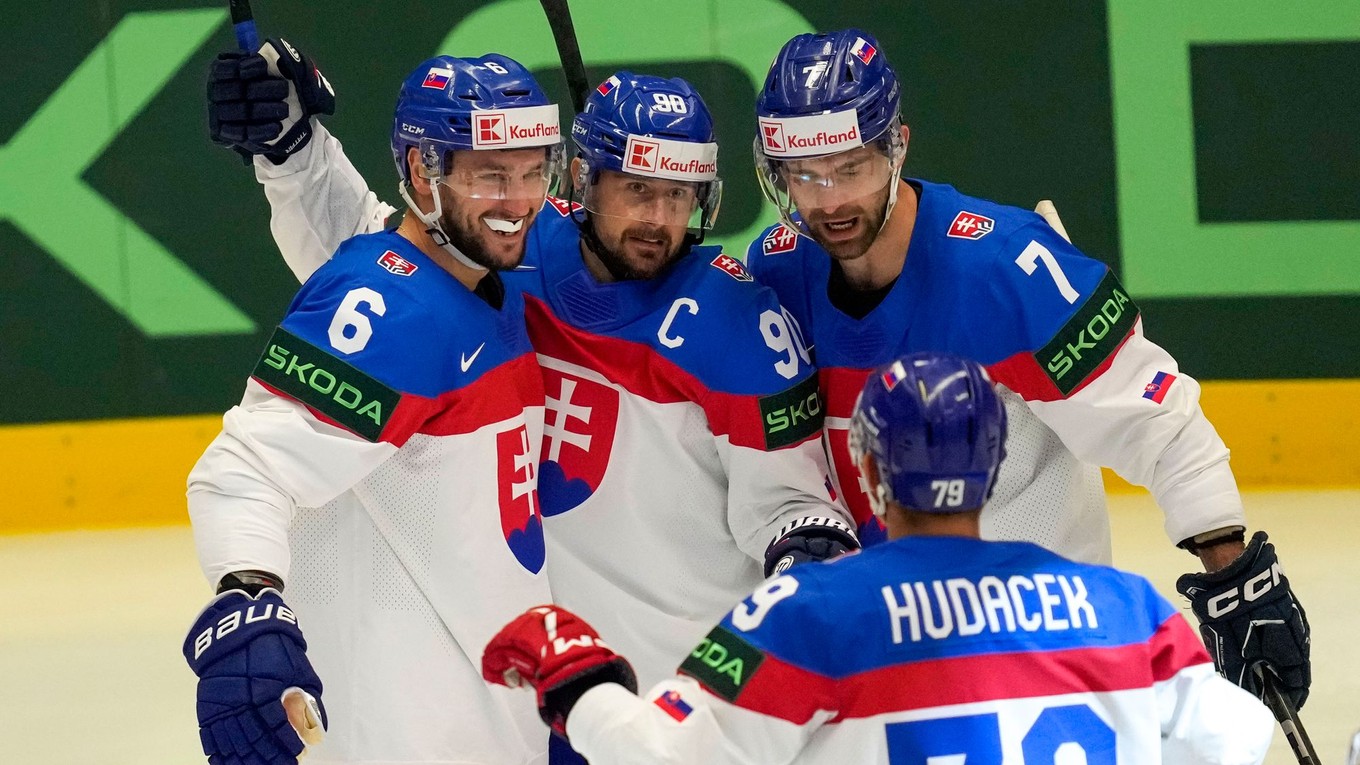 Slovenskí hokejisti sa tešia po strelenom góle v zápase Slovensko - Poľsko v skupine B na MS v hokeji 2024.