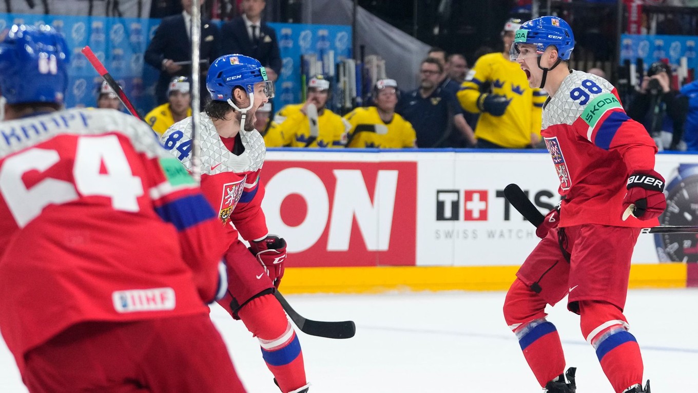 David Kämpf, Martin Nečas a Tomáš Kundrátek sa tešia po strelenom góle v zápase Švédsko - Česko v semifinále MS v hokeji 2024.