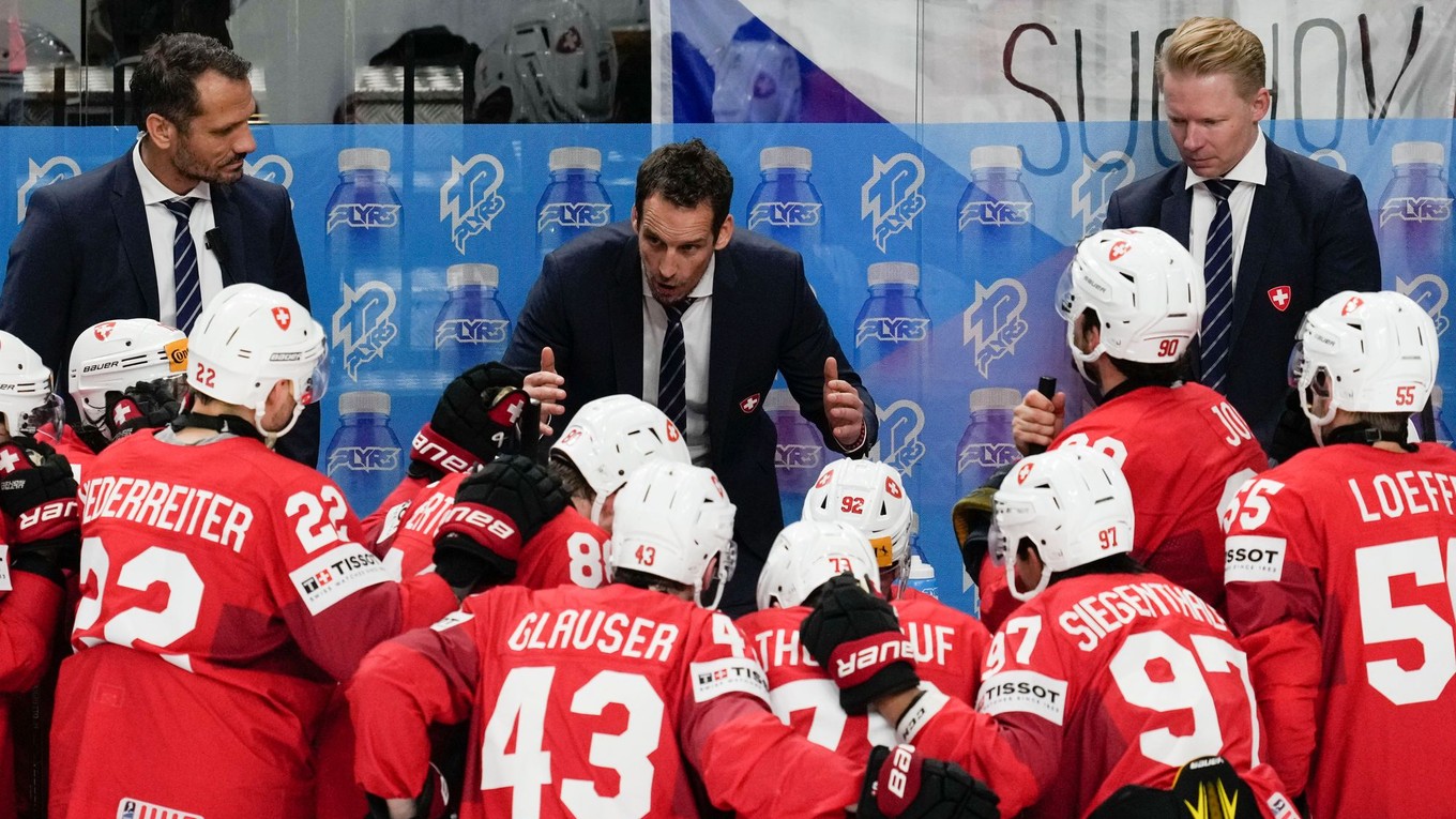 Patrick Fischer (v strede) je hlavným kormidelníkom švajčiarskej reprezentácie od roku 2015.