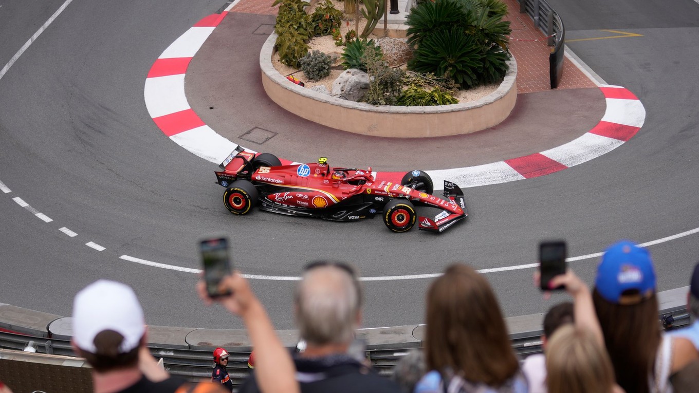 Španielsky jazdec tímu Ferrari Carlos Sainz na okruhu v Monaku.