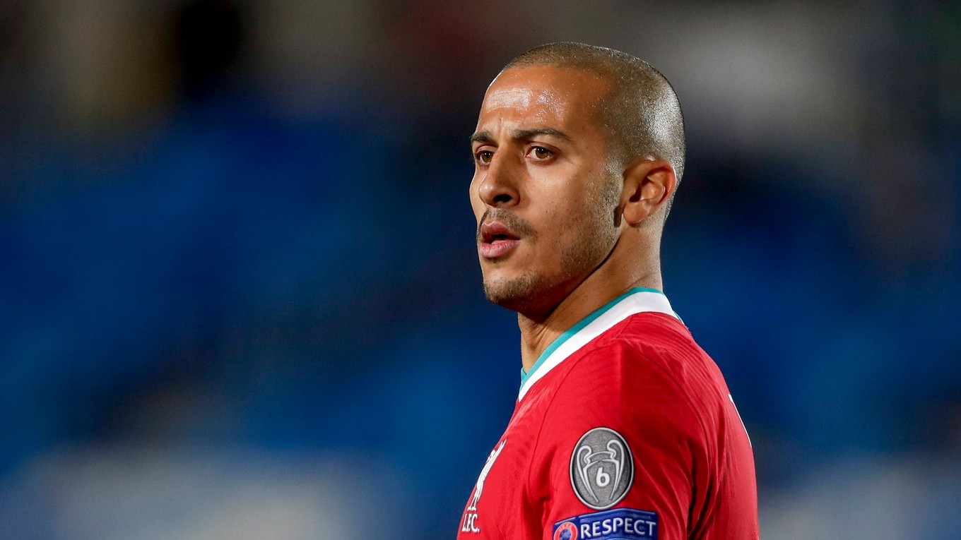 Thiago Alcantara v drese Liverpool FC.