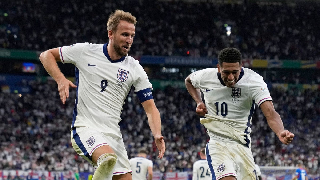 Harry Kane (vľavo) a Jude Bellingham sa tešia po strelenom góle v zápase Slovensko - Anglicko v osemfinále EURO 2024.