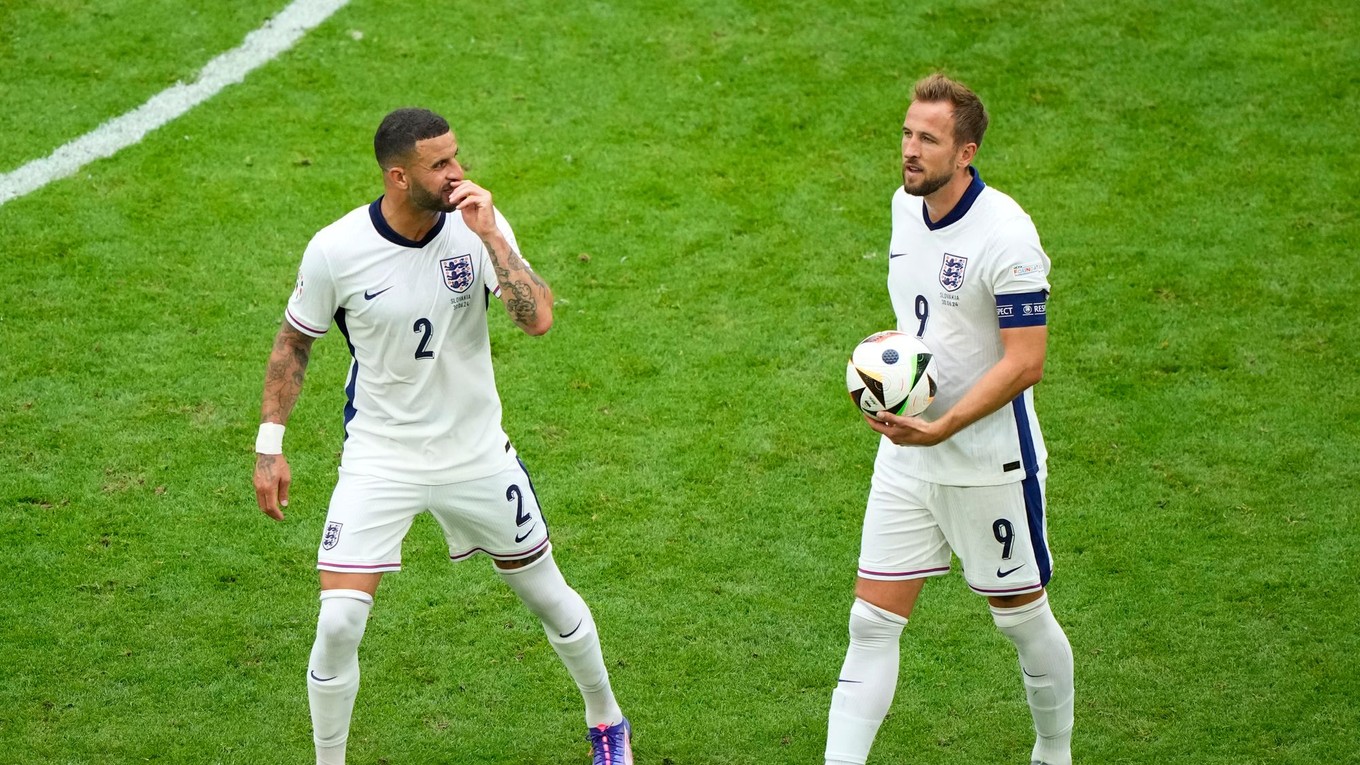 Kyle Walker a Harry Kane v zápase Slovensko - Anglicko v osemfinále EURO 2024.