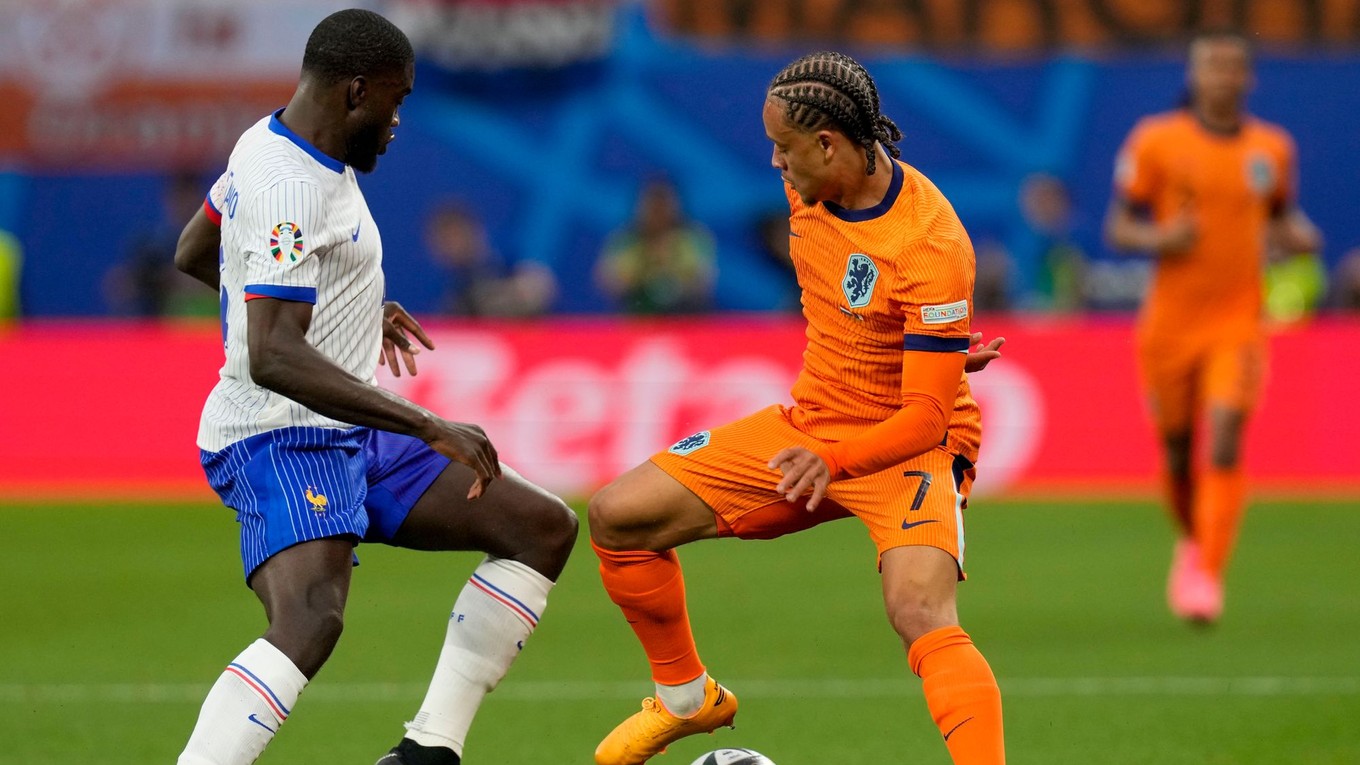 Dayot Upamecano a Xavi Simons v zápase Holandsko - Francúzsko na EURO 2024.