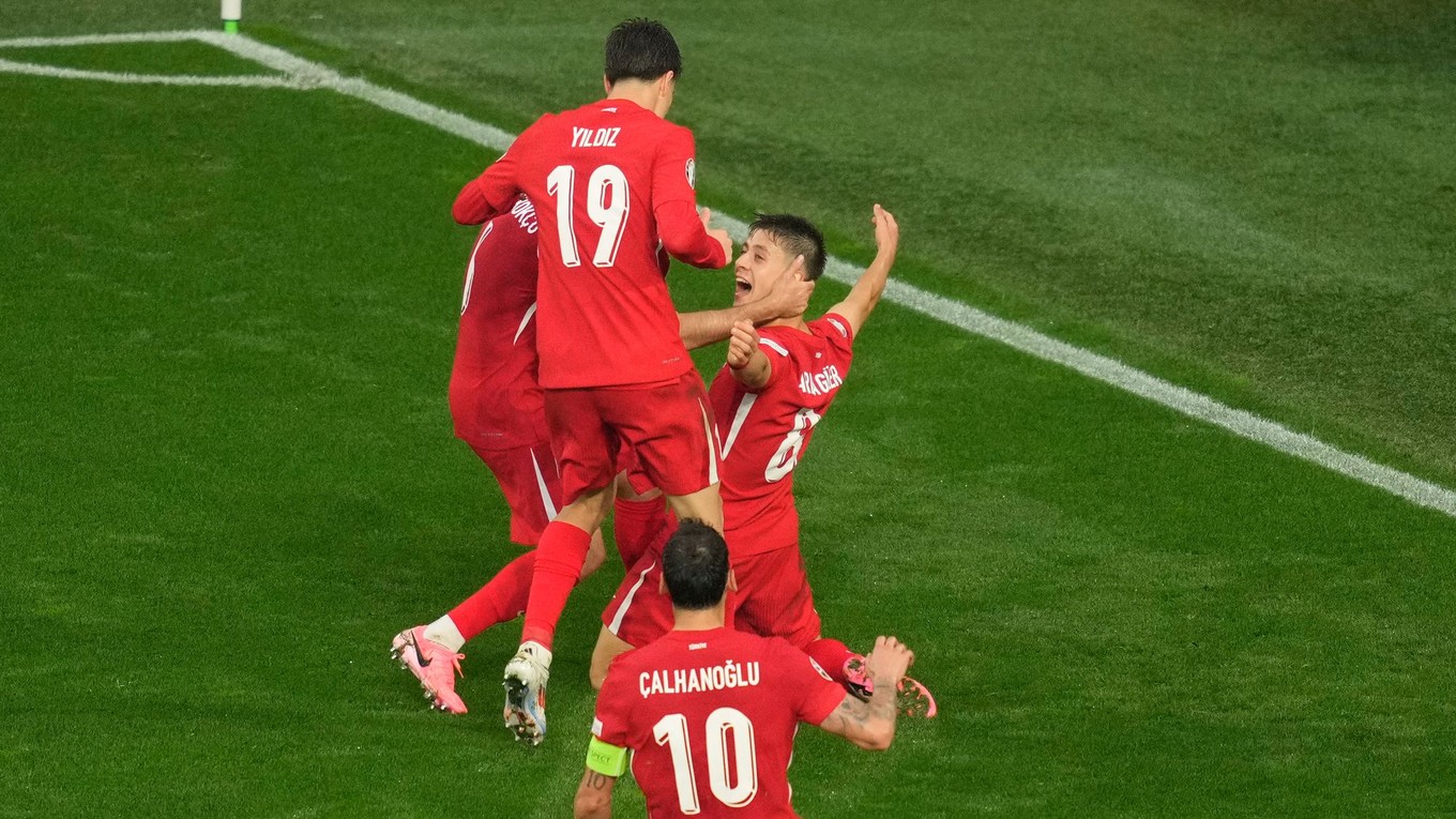 Tureckí futbalisti oslavujú gól. 