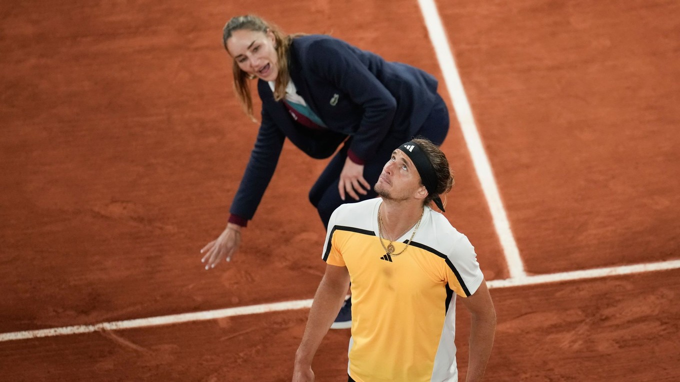 Hlavná rozhodkyňa posudzuje dopad loptičky v zápase Alexander Zverev - Tallon Griekspoor v 3. kole Roland Garros 2024.